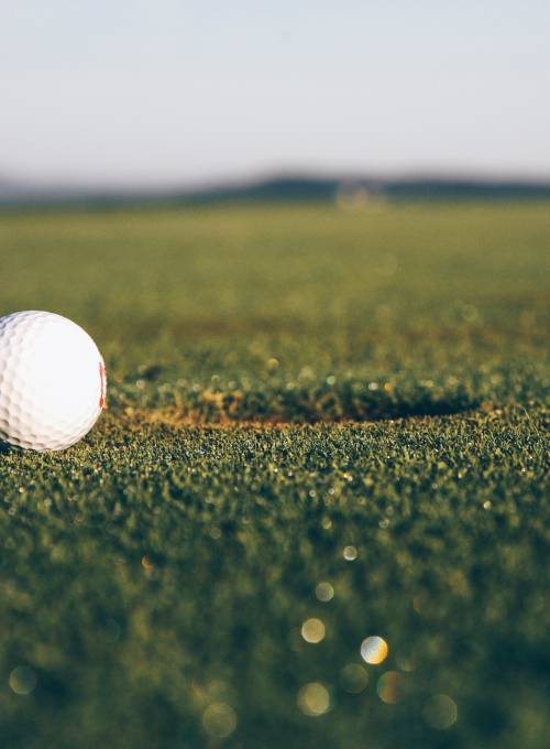 Eine Familie beim Golfen am OPEN Golf St.Johann.