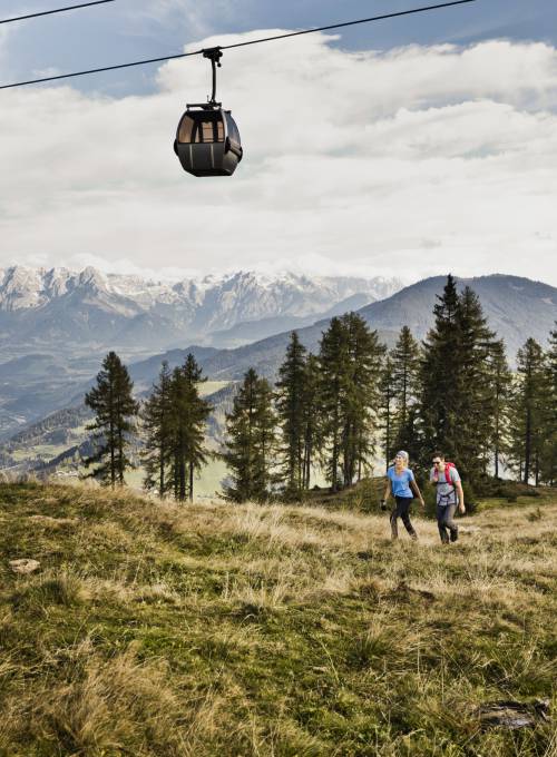 Im Wanderurlaub in Österreich wandert ein Paar am Gernkogel im Alpendorf.