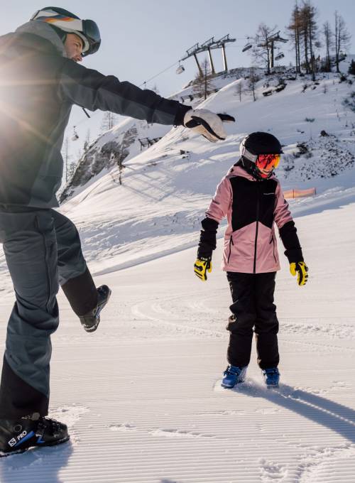 Eine Familie beim Skifahren im Familienurlaub im Skigebiet Ski Amadé