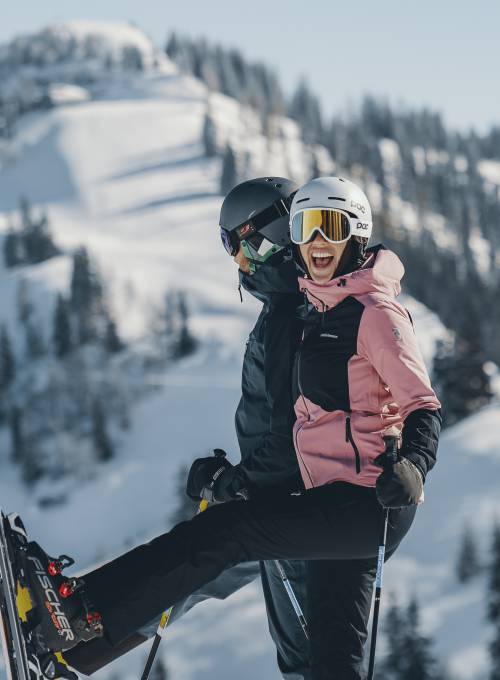 Da das Alpina Hotel direkt an der Piste gelegen ist, freuen sich die fünf Freunde auf die schnelle Ski-Abfahrt. 