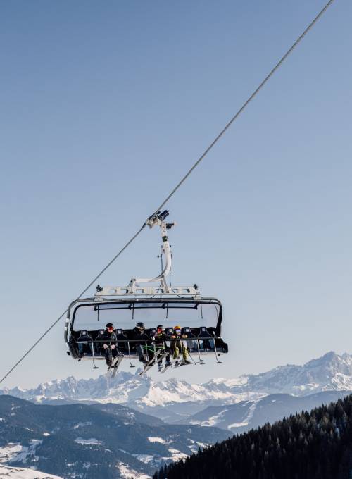 Von unserem Hotel direkt an der Piste geht es direkt in die Gondel und ab auf den Berg zum Skifahren. 