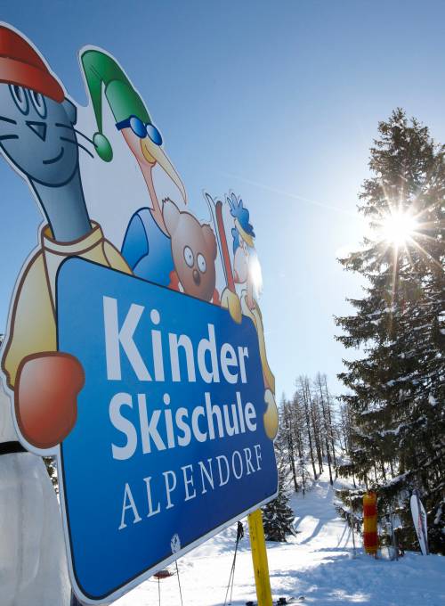Ein kleines Mädchen lernt in der Skischule das Skifahren im Ski-Urlaub im Salzburger Land. 