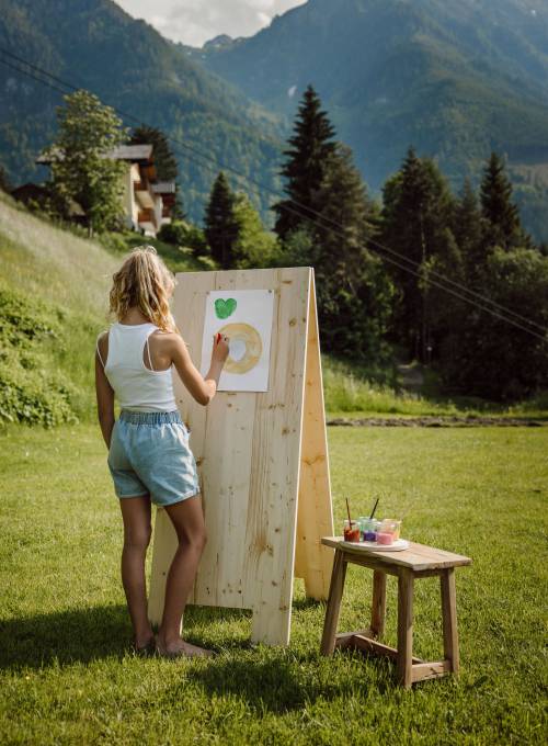Ein Mädchen auf der Blumenwiese beim Familienurlaub im Salzburger Land.
