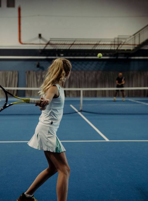 Im Tennisurlaub mit Ihren Kindern spielt eine Familie Tennis in unserer hauseigenen Tennishalle. 