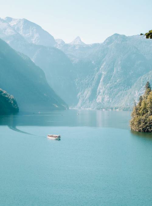 Ein wunderschönes Ausflugsziel in der Nähe unseres Sporthotels im Salzburger Land ist der Königssee. 