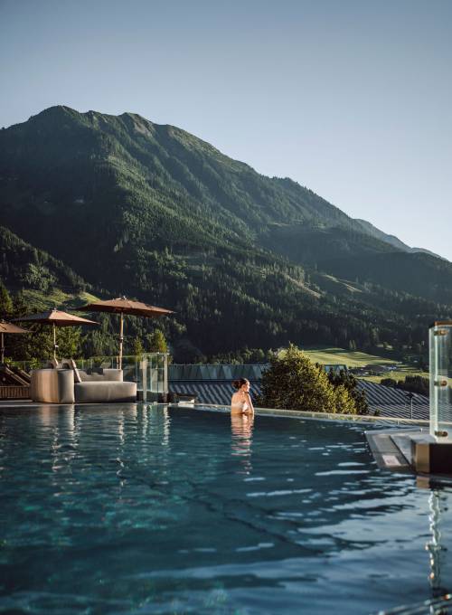 Der Ausblick auf die Berglandschaft vom Infinity outdoor Pool.