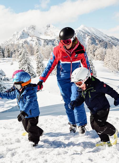 Eine Frau im Salzburger Land beim Familienurlaub. 