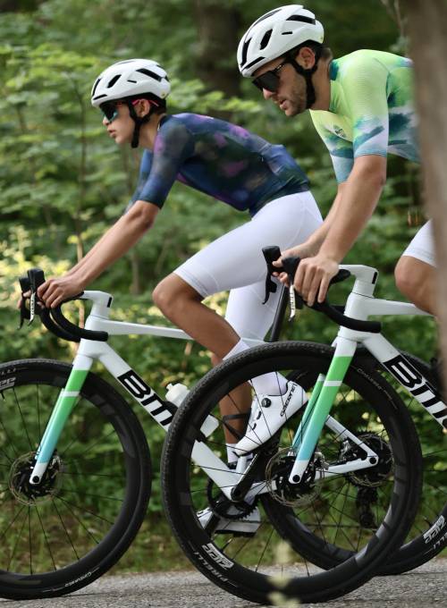 Zwei Männer beim Rennradfahren rund um das Bikehotel Alpina Alpendorf.