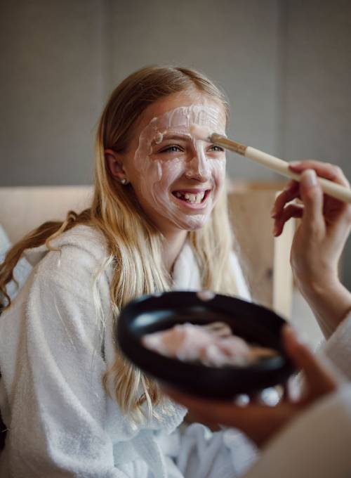 Ein Teenager genießt die erste Gesichtsbehandlung im Spa im Alpina 