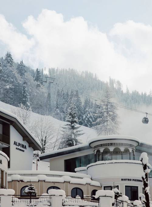 Die Gondelbahn des Snow Space Salzburg Alpendorf direkt neben dem Hotel Alpina.
