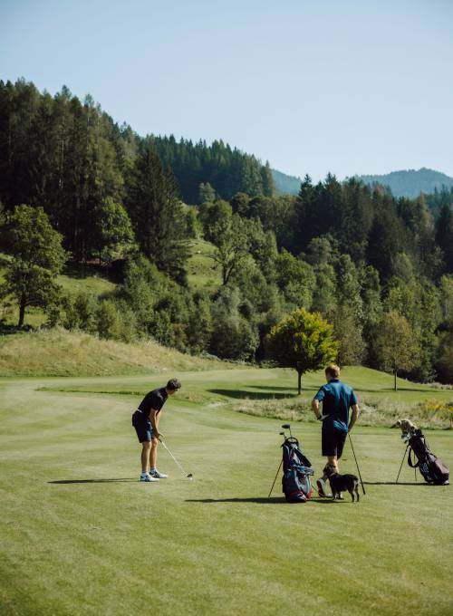 Ein Paar genießt den Golfurlaub am OPEN Golf St. Johann in Salzburg.