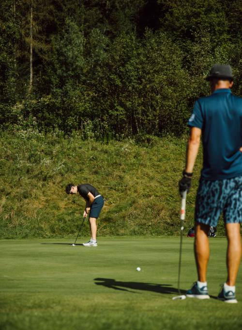 Eine Familie beim Golfen am OPEN Golf St.Johann.