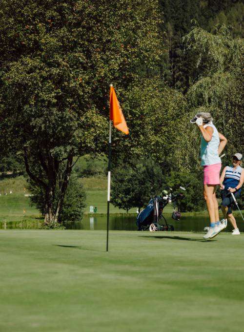 Ein Mann spielt Golf in seinem Golfurlaub im Salzburger Land. 