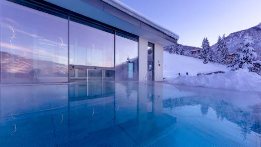 Der Spa Bereich des Hotel Alpina St Johann in der Dämmerung.
